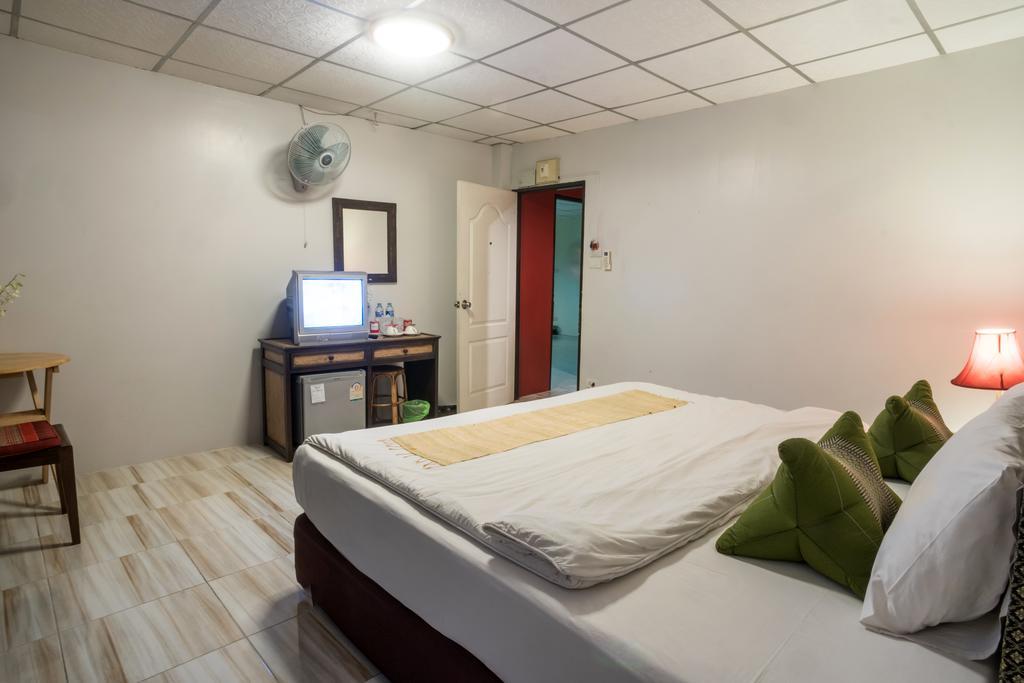 กมลา เกสท์เฮาส์ Hotel เชียงใหม่ ภายนอก รูปภาพ