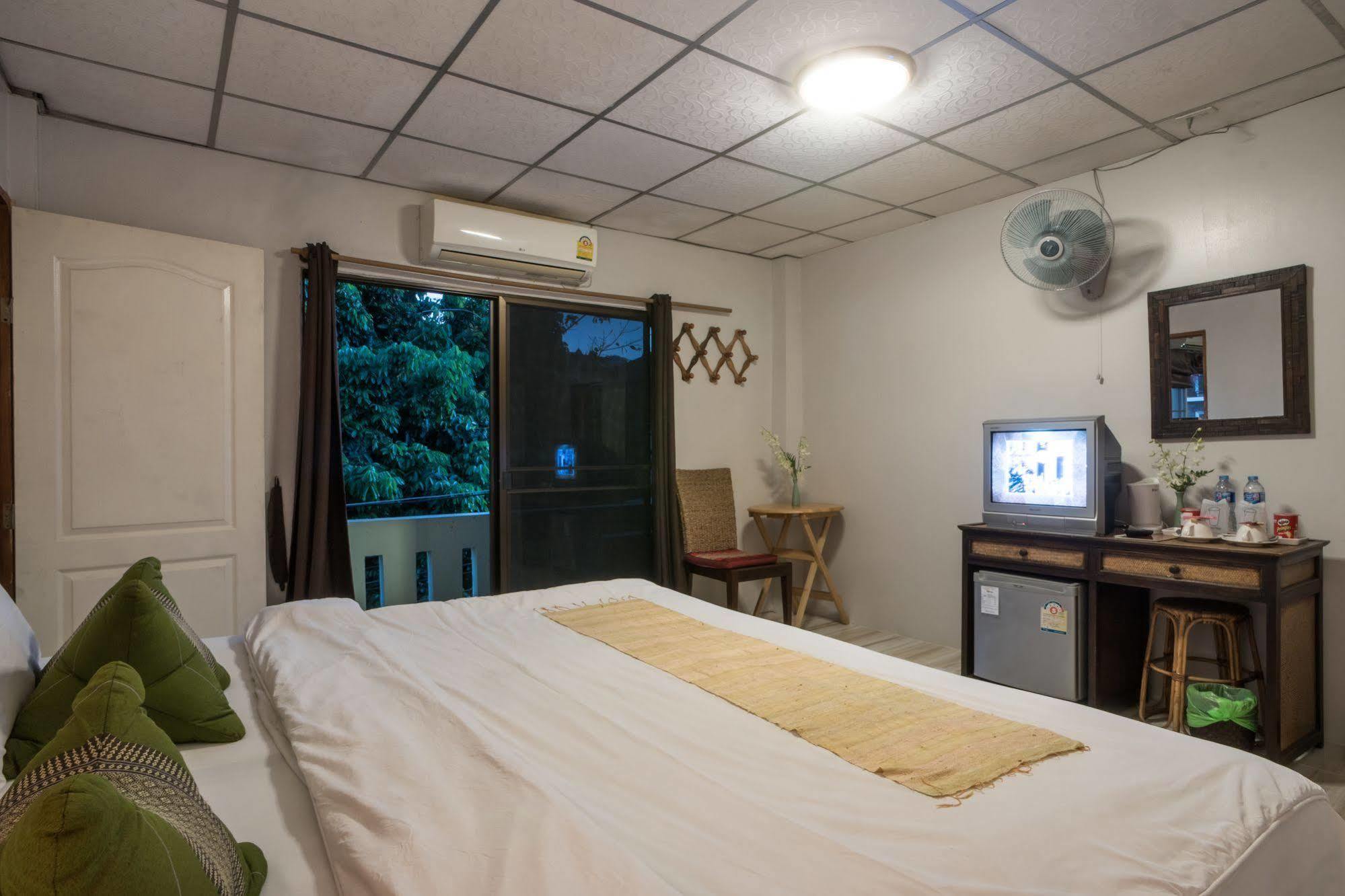 กมลา เกสท์เฮาส์ Hotel เชียงใหม่ ภายนอก รูปภาพ