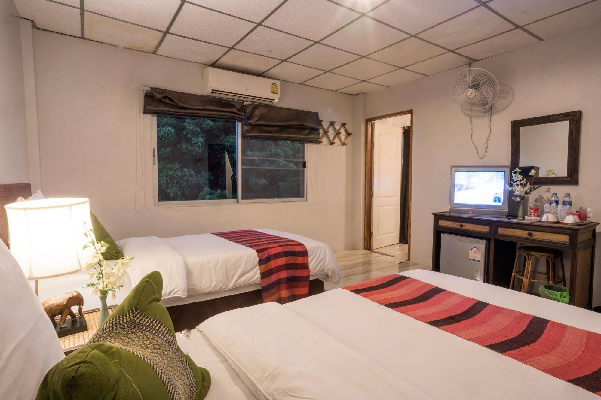 กมลา เกสท์เฮาส์ Hotel เชียงใหม่ ภายนอก รูปภาพ
