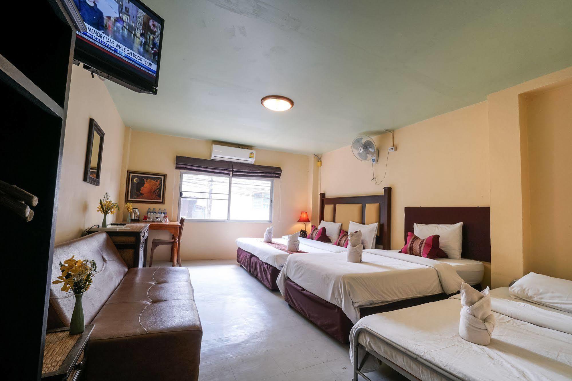 กมลา เกสท์เฮาส์ Hotel เชียงใหม่ ภายนอก รูปภาพ