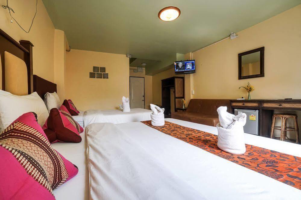 กมลา เกสท์เฮาส์ Hotel เชียงใหม่ ภายนอก รูปภาพ